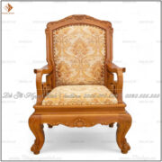 Ghế gỗ tự nhiên tượng trưng cho hành Mộc, mang ý nghĩa phát triển và bền vững.