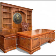 Khi đặt trong không gian rộng rãi, chiếc bàn mang lại cảm giác uy nghi, vững chắc và đầy quyền lực.