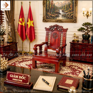 Kích thước là yếu tố đầu tiên cần tính toán. Ghế quá lớn sẽ chiếm diện tích, ghế quá nhỏ lại thiếu sự uy nghi.