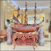 Từng chi tiết trên mô hình – từ thân tàu, cột buồm đến các họa tiết chạm khắc – đều được nghiên cứu kỹ lưỡng nhằm mang lại độ chân thực cao nhất.