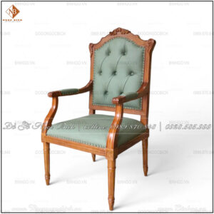 Điểm đẹp nhất của tone Sage Green nằm ở khả năng phối hợp rất tốt với nội thất gỗ tự nhiên. Khi đi cùng sắc nâu đỏ của gỗ gõ đỏ, tổng thể chiếc ghế trở nên cực kỳ hài hòa và cao cấp.