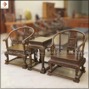 bo-ban-tra-ghe-minh-quoc-go-huong-da Trong thế giới nội thất gỗ tự nhiên, vẻ đẹp của một sản phẩm không chỉ nằm ở chất liệu gỗ quý, màu sắc sang trọng hay kiểu dáng cân đối, mà còn nằm ở từng đường nét chạm khắc thủ công.