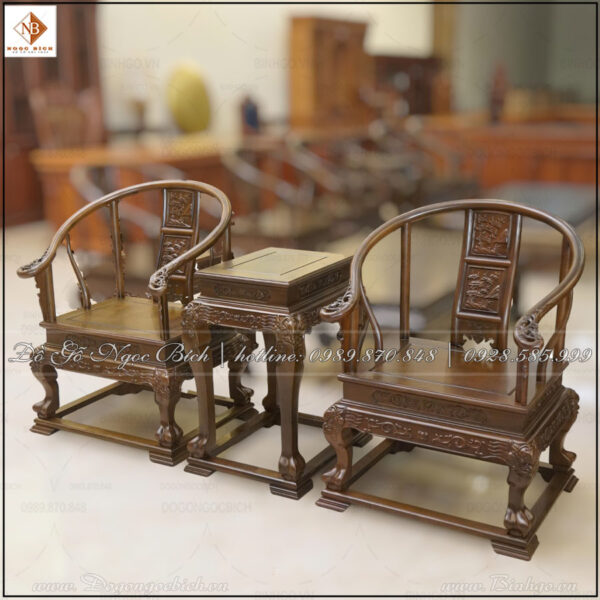 Trong thế giới nội thất gỗ tự nhiên, vẻ đẹp của một sản phẩm không chỉ nằm ở chất liệu gỗ quý, màu sắc sang trọng hay kiểu dáng cân đối, mà còn nằm ở từng đường nét chạm khắc thủ công.