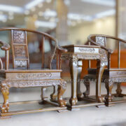 Chất liệu gỗ Hương Đá cũng góp phần nâng cao giá trị sản phẩm. Đây là dòng gỗ tự nhiên được nhiều khách hàng yêu thích trong chế tác nội thất cao cấp.