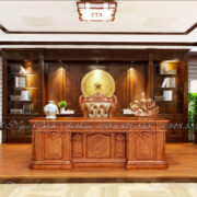 Bàn được thiết kế với các ngăn kéo và hộc chứa đồ bố trí hợp lý, giúp người dùng dễ dàng sắp xếp giấy tờ, hợp đồng, con dấu, sổ sách, tài liệu nội bộ, vật dụng cá nhân hoặc các phụ kiện làm việc thường dùng.