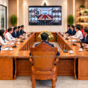Bộ bàn ghế họp trực tuyến ghế bọc vải đỏ là lựa chọn nổi bật cho các hội trường cần thể hiện sự trang nghiêm, sang trọng và có tính nhận diện cao.