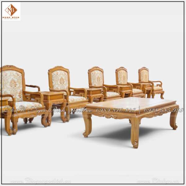 Với những mẫu được hoàn thiện kỹ, bề mặt gỗ có độ bóng vừa phải, làm nổi bật vẻ đẹp tự nhiên của chất liệu. Các cạnh bàn, chân bàn và khung ghế được xử lý cẩn thận để tạo cảm giác liền mạch và chắc chắn.