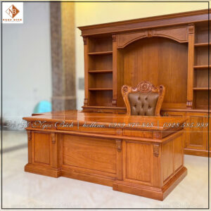ban-lam-viec-go-huong-da-217cm-phong-cach-chau-au Không chỉ sở hữu kiểu dáng Tân Cổ Điển mang hơi hướng nội thất châu Âu, mẫu bàn còn được chăm chút ở hệ thống pano, phào chỉ, chân bàn và đặc biệt là phần hậu bàn được tạo hình thành những mảng trang trí hoàn chỉnh.