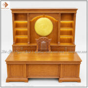 Với combo bàn giám đốc gỗ tự nhiên, việc sử dụng đồng nhất một chất liệu giúp các sản phẩm có sự liên kết rõ ràng. Vân gỗ và màu sắc trở thành yếu tố trang trí tự nhiên, hạn chế việc phải sử dụng quá nhiều họa tiết hoặc phụ kiện trong căn phòng.