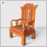Gỗ Gõ Đỏ có màu sắc ấm, hệ vân tự nhiên khá rõ và phù hợp với những sản phẩm cần tạo cảm giác sang trọng. Trên các bề mặt có diện tích lớn như tay ghế, khung lưng hay chân, vân gỗ giúp tránh cảm giác đơn điệu.