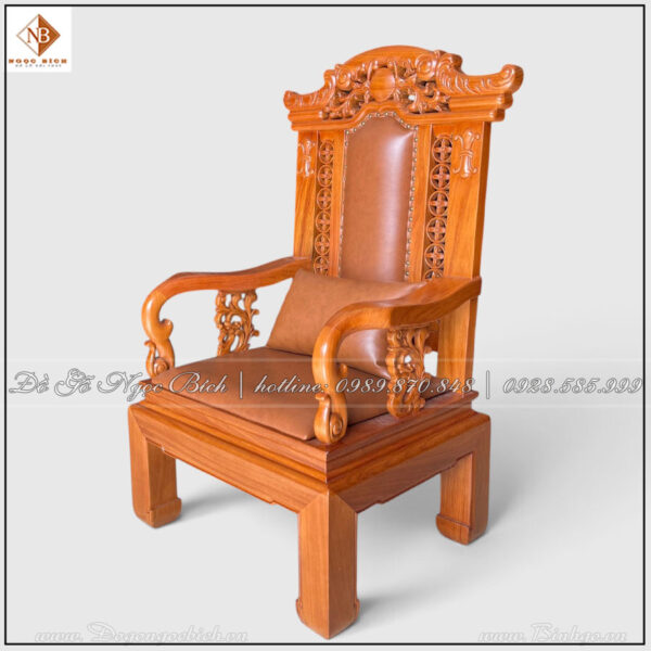 Gỗ Gõ Đỏ có màu sắc ấm, hệ vân tự nhiên khá rõ và phù hợp với những sản phẩm cần tạo cảm giác sang trọng. Trên các bề mặt có diện tích lớn như tay ghế, khung lưng hay chân, vân gỗ giúp tránh cảm giác đơn điệu.
