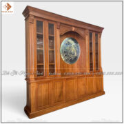 Hệ thống cánh kính là điểm nhấn giúp mẫu tủ cân bằng giữa vẻ đẹp cổ điển và sự tiện dụng.